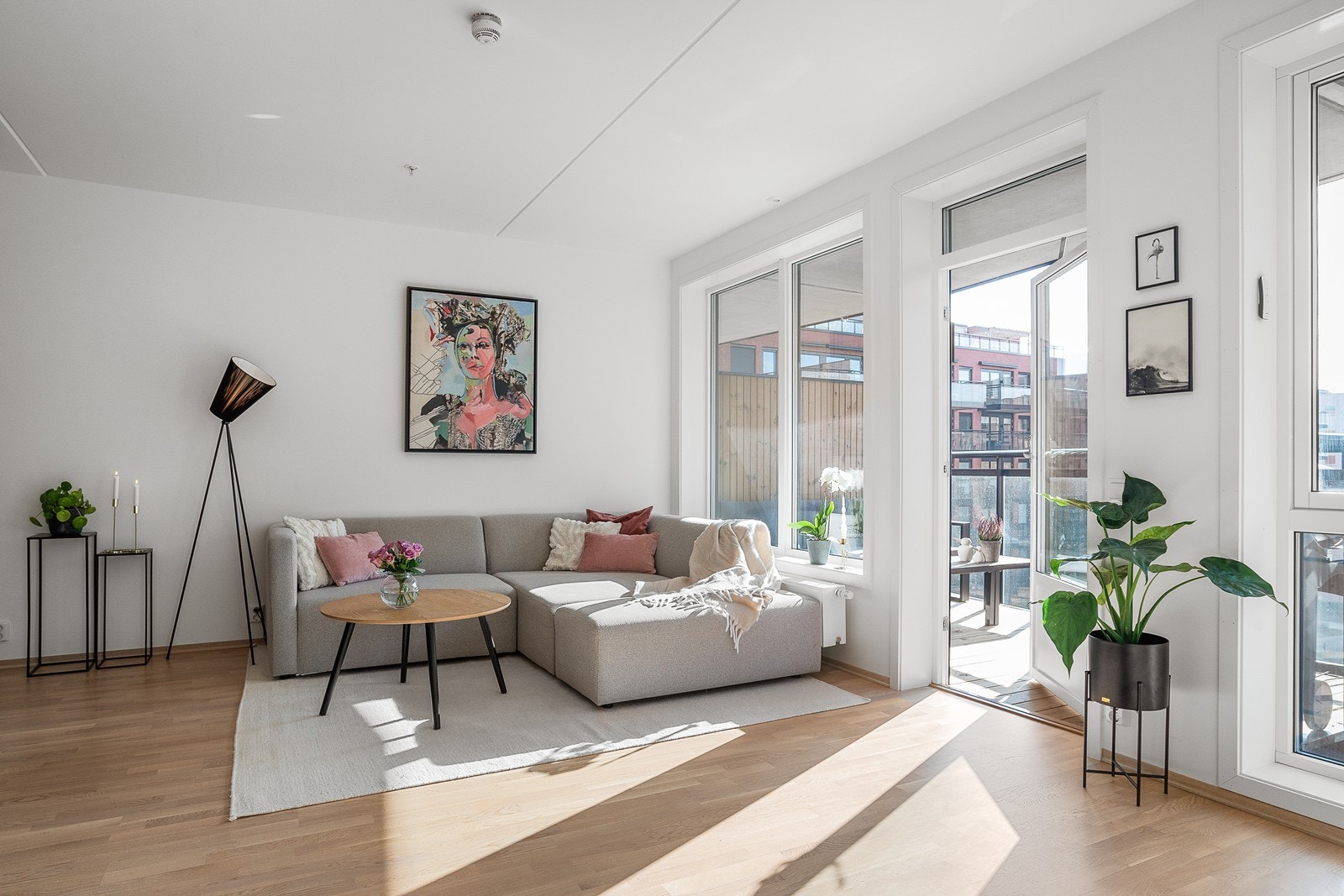 Store vindusflater fra gulv til tak og godt med naturlig lys til leiligheten Galleribilde