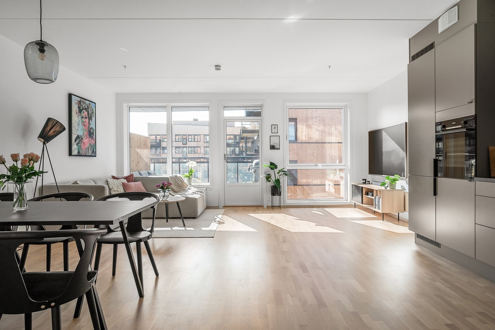 Utgang til solrik balkong fra oppholdsrommet Galleribilde