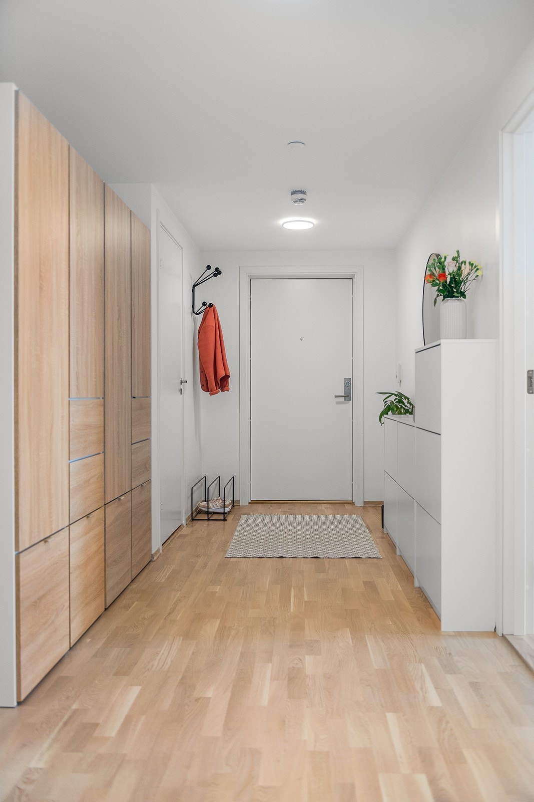 Godt med oppbevaringsplass i gangen - Det er også en ekstern bod på ca. 5 kvm Galleribilde