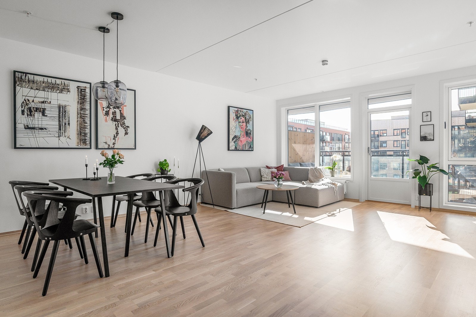 Romslig oppholdsrom med åpen stue/kjøkken-løsning - Plass til stor sofagruppe, spisebord og oppbevaringsmøbler Galleribilde