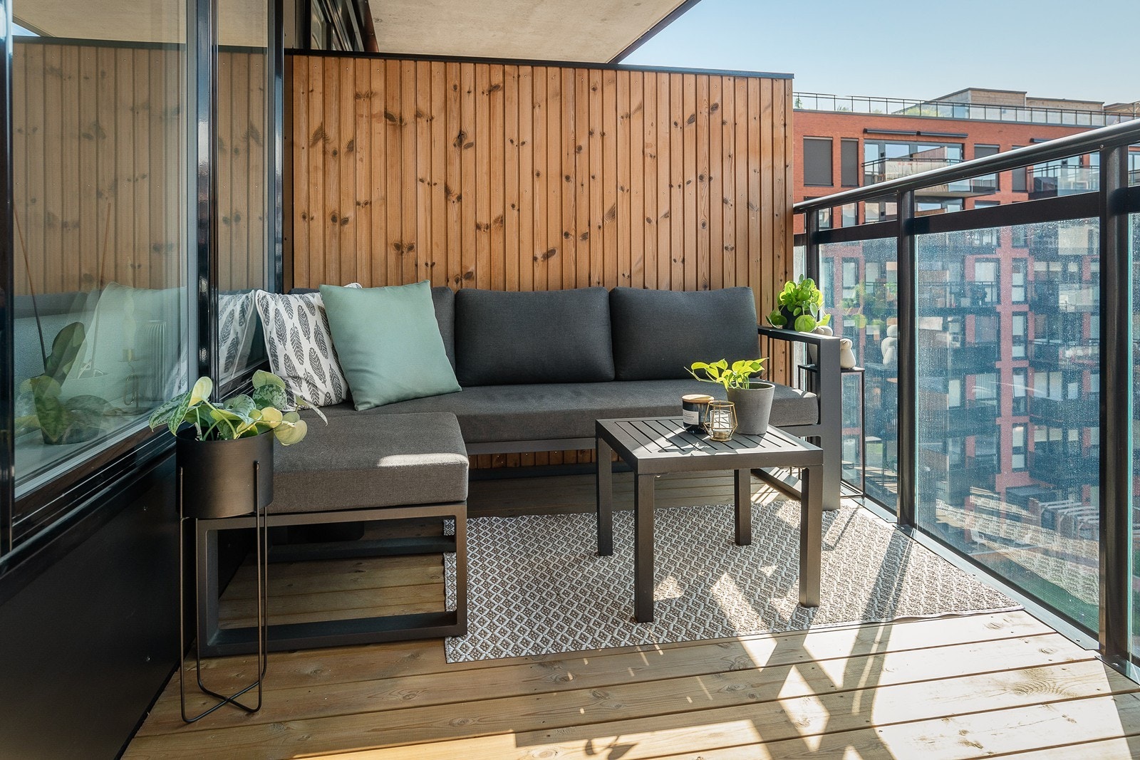 Sørvendt balkong på 7,5 kvm med god plass til utemøbler og grill Galleribilde