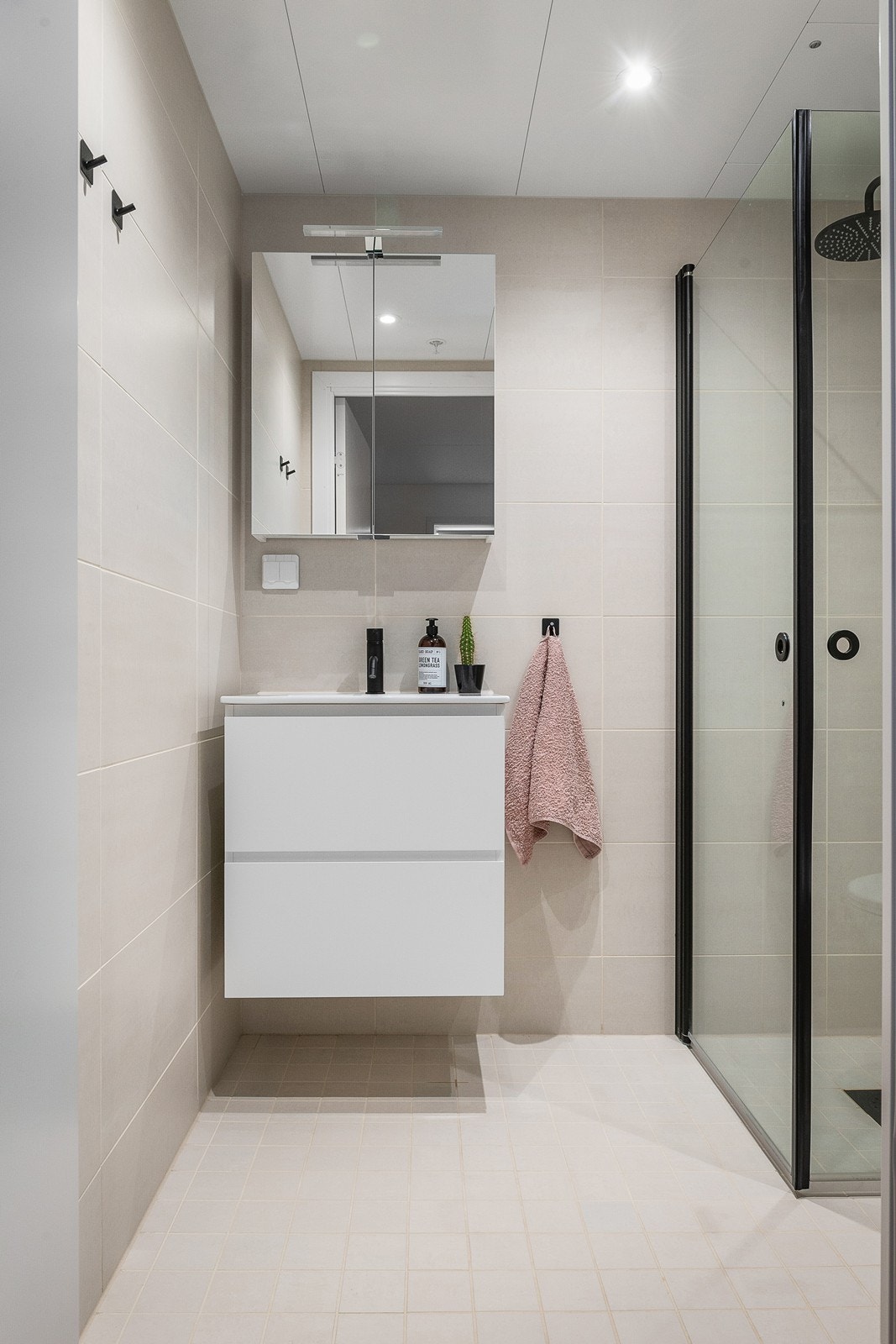 Pent, fullverdig bad med toalett, dusj og servantinnredning Galleribilde