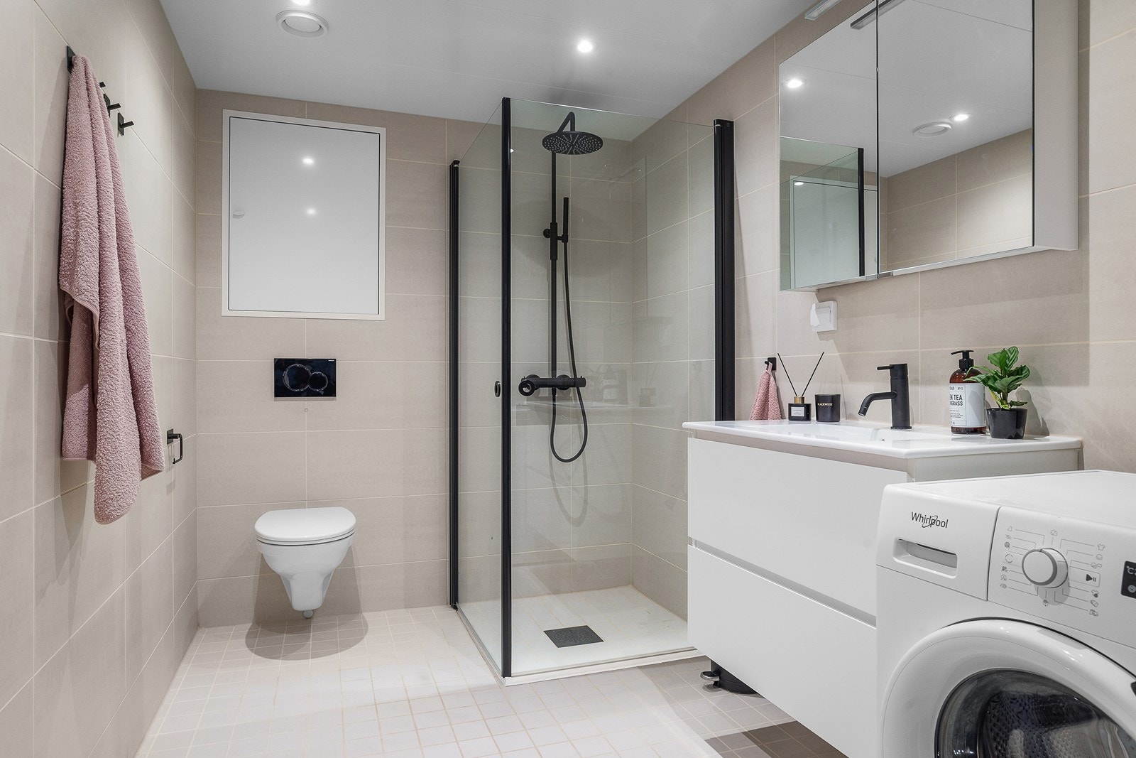 Romslig, pent baderom med opplegg og plass til vaskemaskin og tørketrommel Galleribilde
