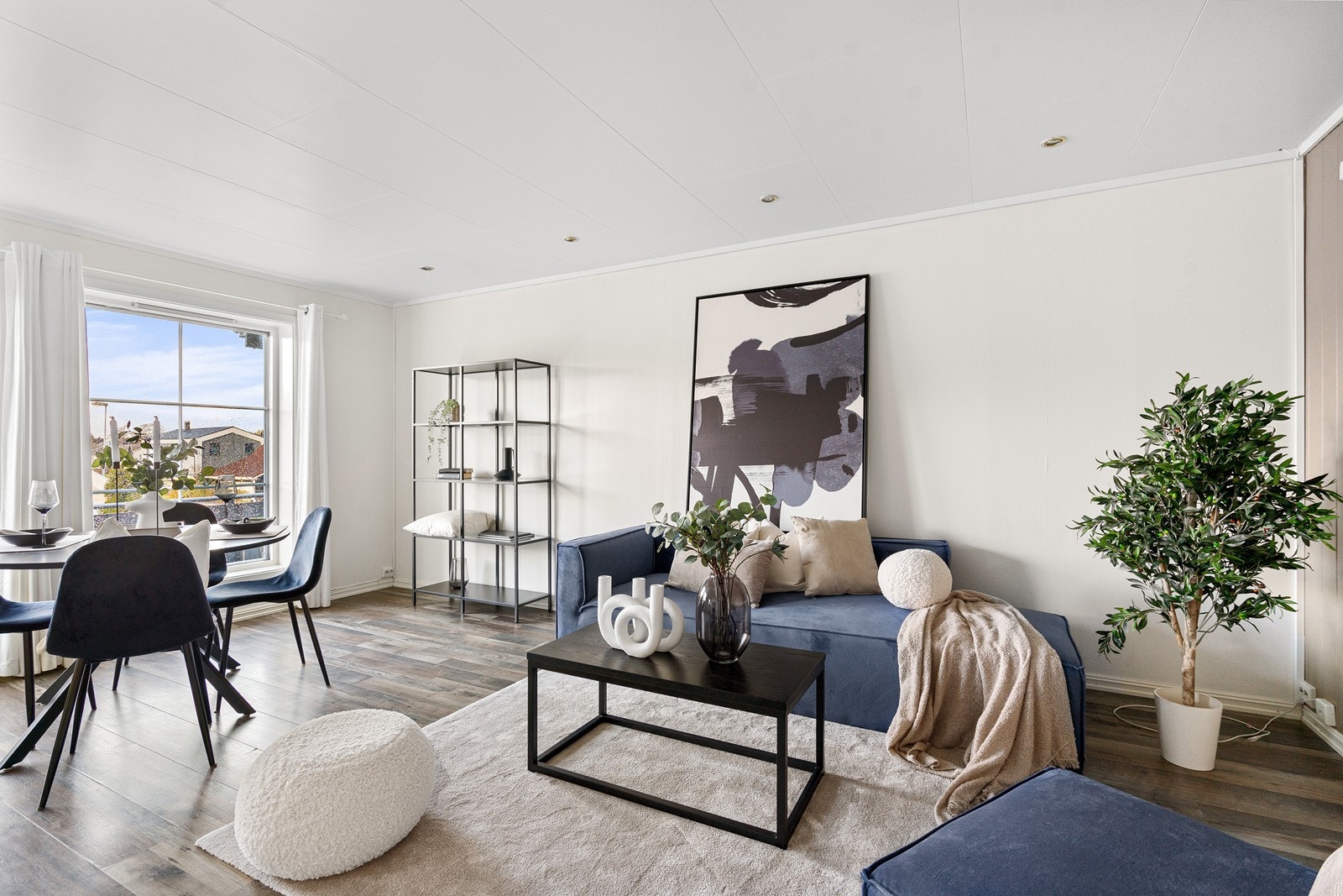 Stuen har store vindusflater som slipper inn godt med dagslys Galleribilde