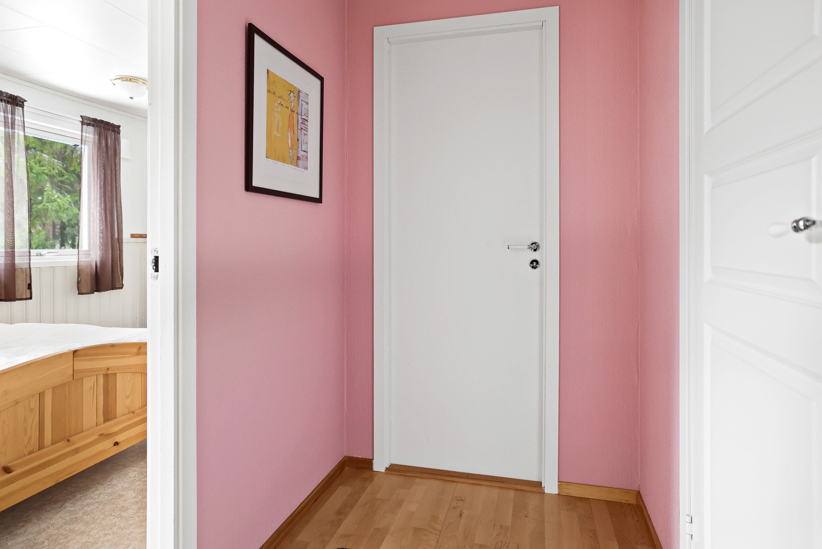 Lys hall med inngang til soverom Galleribilde