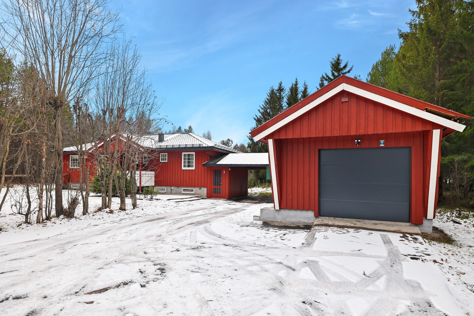 Det medfølger i tillegg en garasje og carport Galleribilde