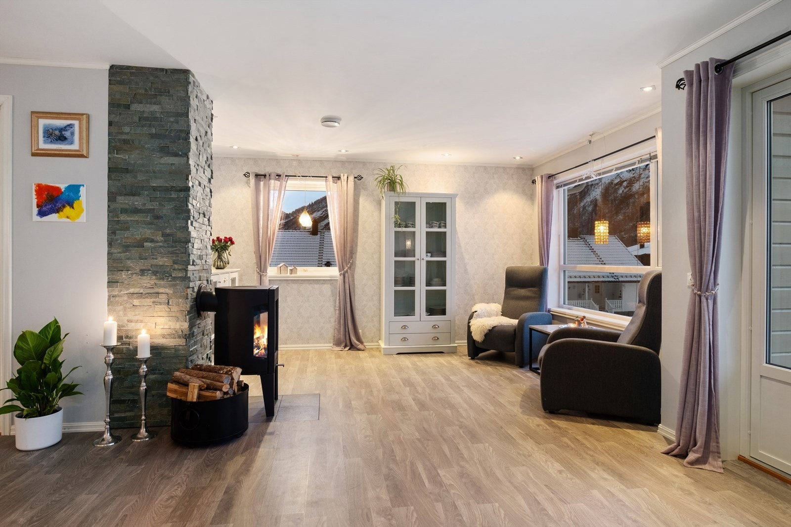 Stova er lys og triveleg med plass til fleire sittegrupper. Galleribilde