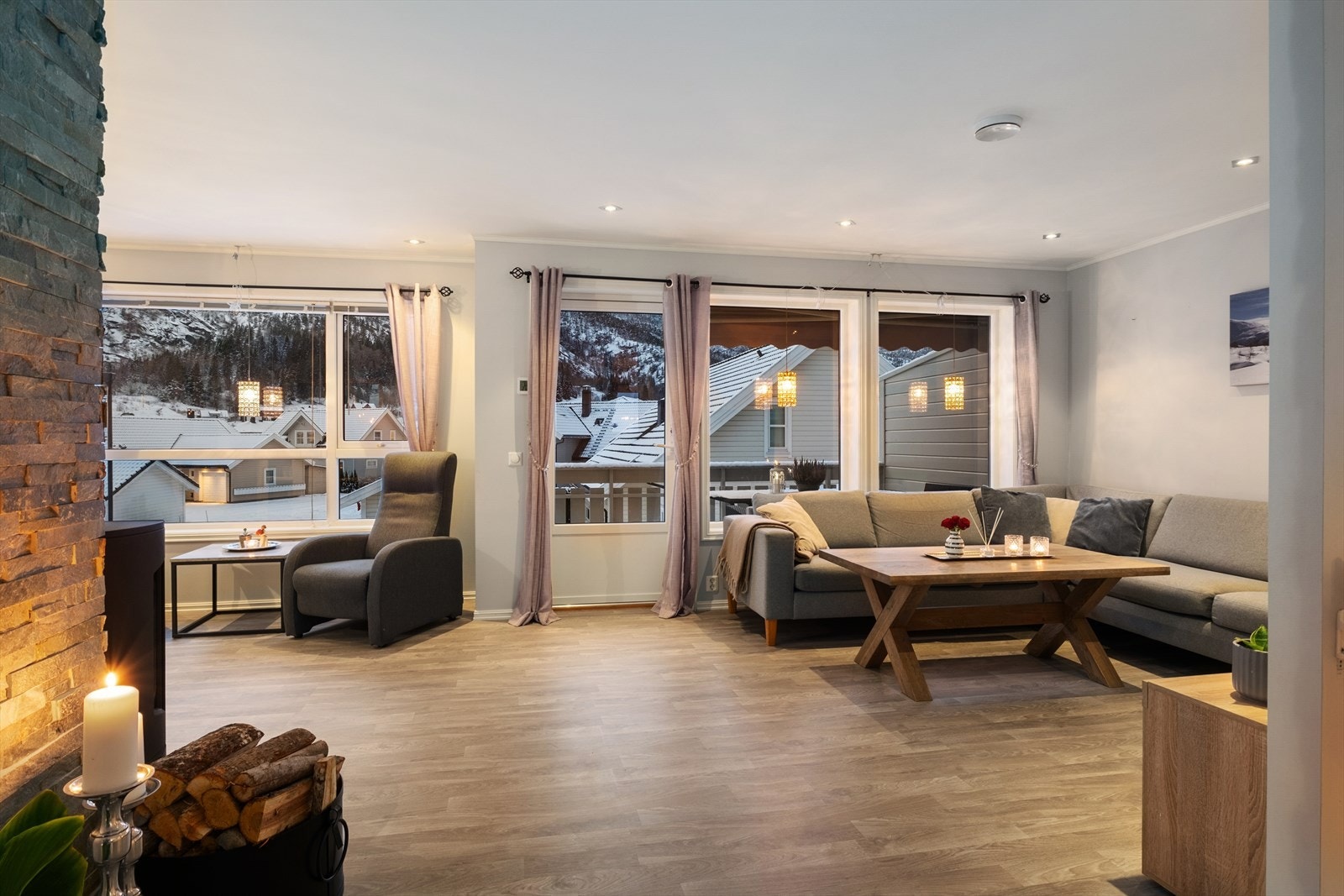 Spottar i himling og tilkomst ut til veranda. Galleribilde