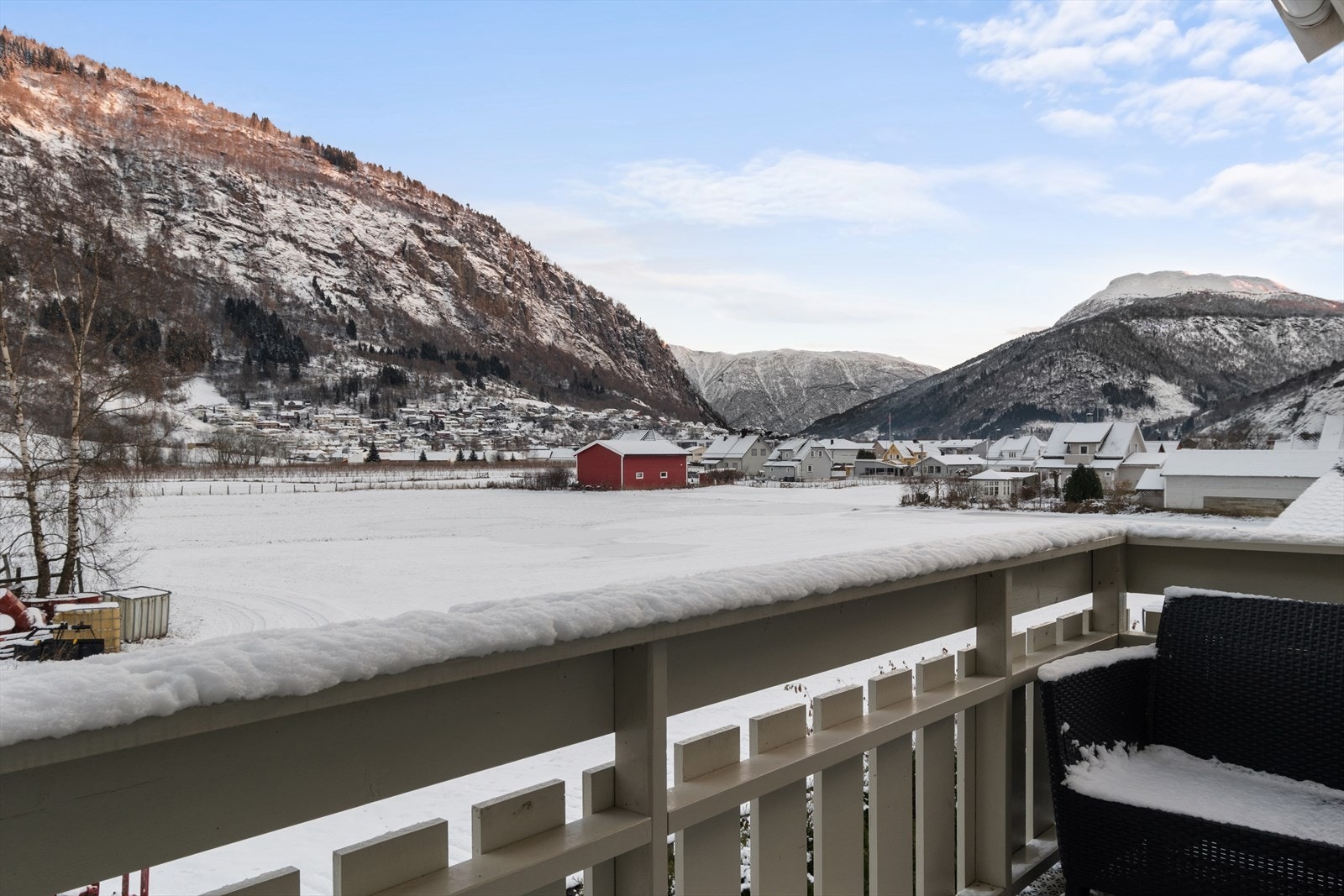 Veranda med tilkomst frå kjøkken har morgonsol og utsikt til Molden. Galleribilde