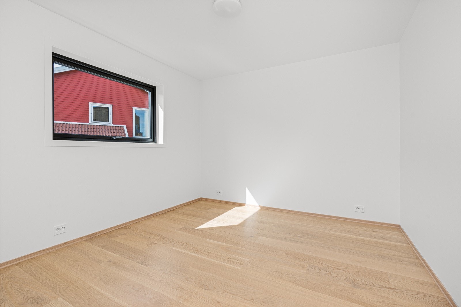 Soverom 3. Alle soverommene er av god størrelse. Rommet egner seg også godt som tv-stue. Galleribilde