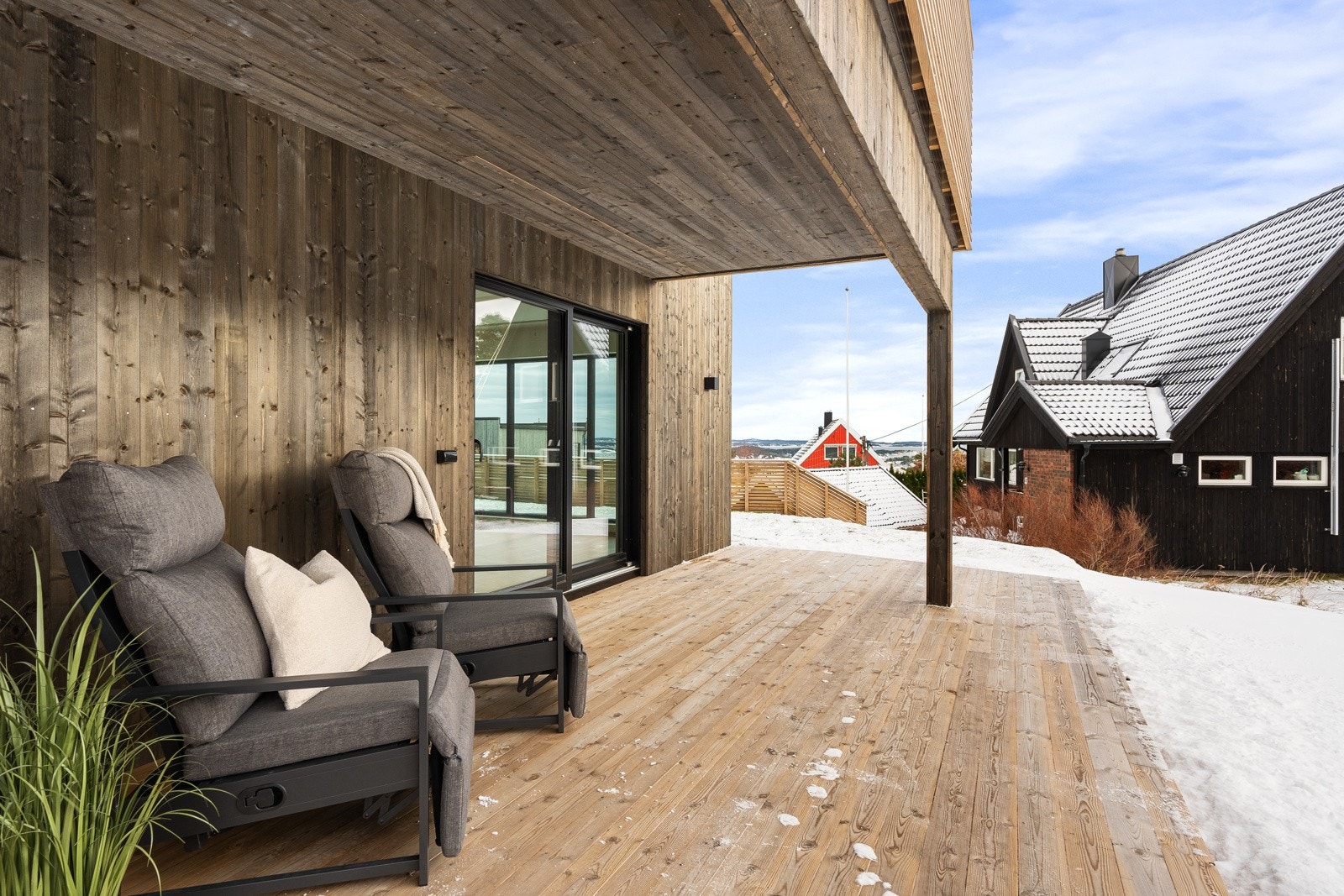 Skyvedør fra stuen ut til solrik markterrasse. Uteområdet som tilhører denne leiligheten er opparbeidet med plenområdet i front av huset. Galleribilde