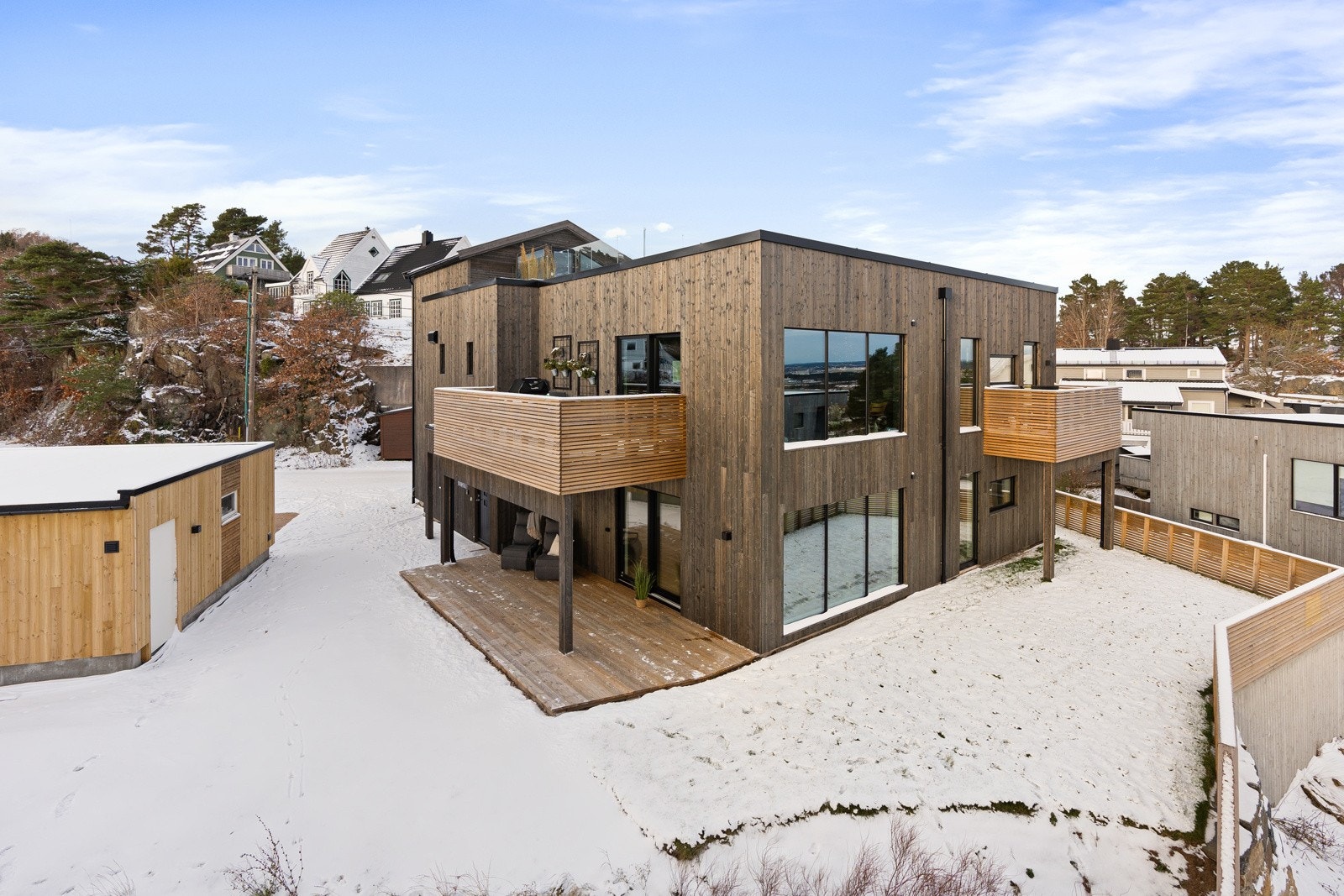 Leiligheten ligger fint til i 1 etg i boligen med solrikt uteområdet og flott utsikt. Galleribilde
