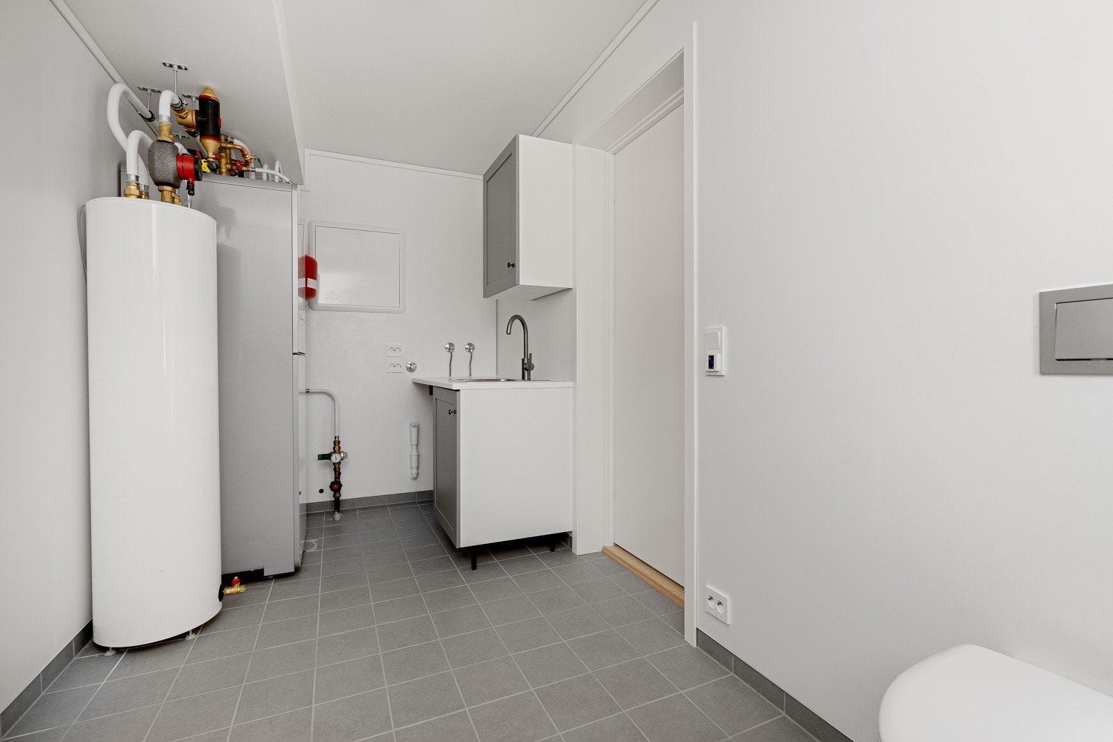 Vaskerom med innredning og vask, samt ekstra toalett. Opplegg for vaskemaskin under benk. Galleribilde