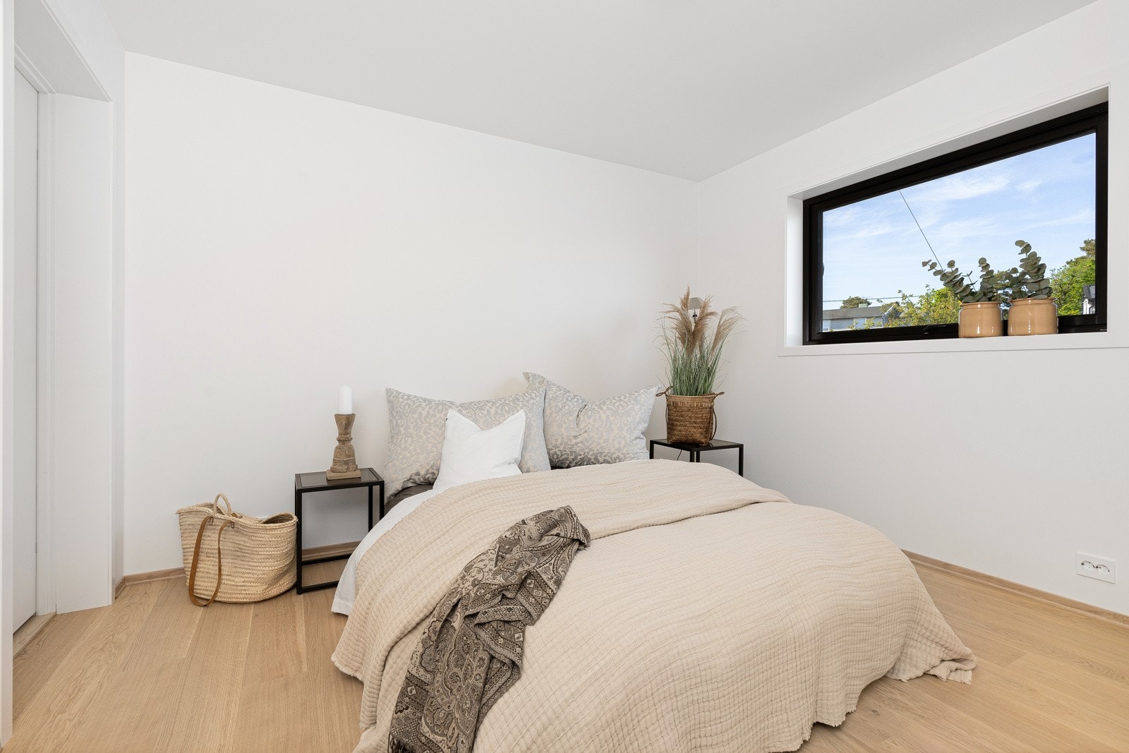Hovedsoverom med plass til garderobe og dobbeltseng Galleribilde