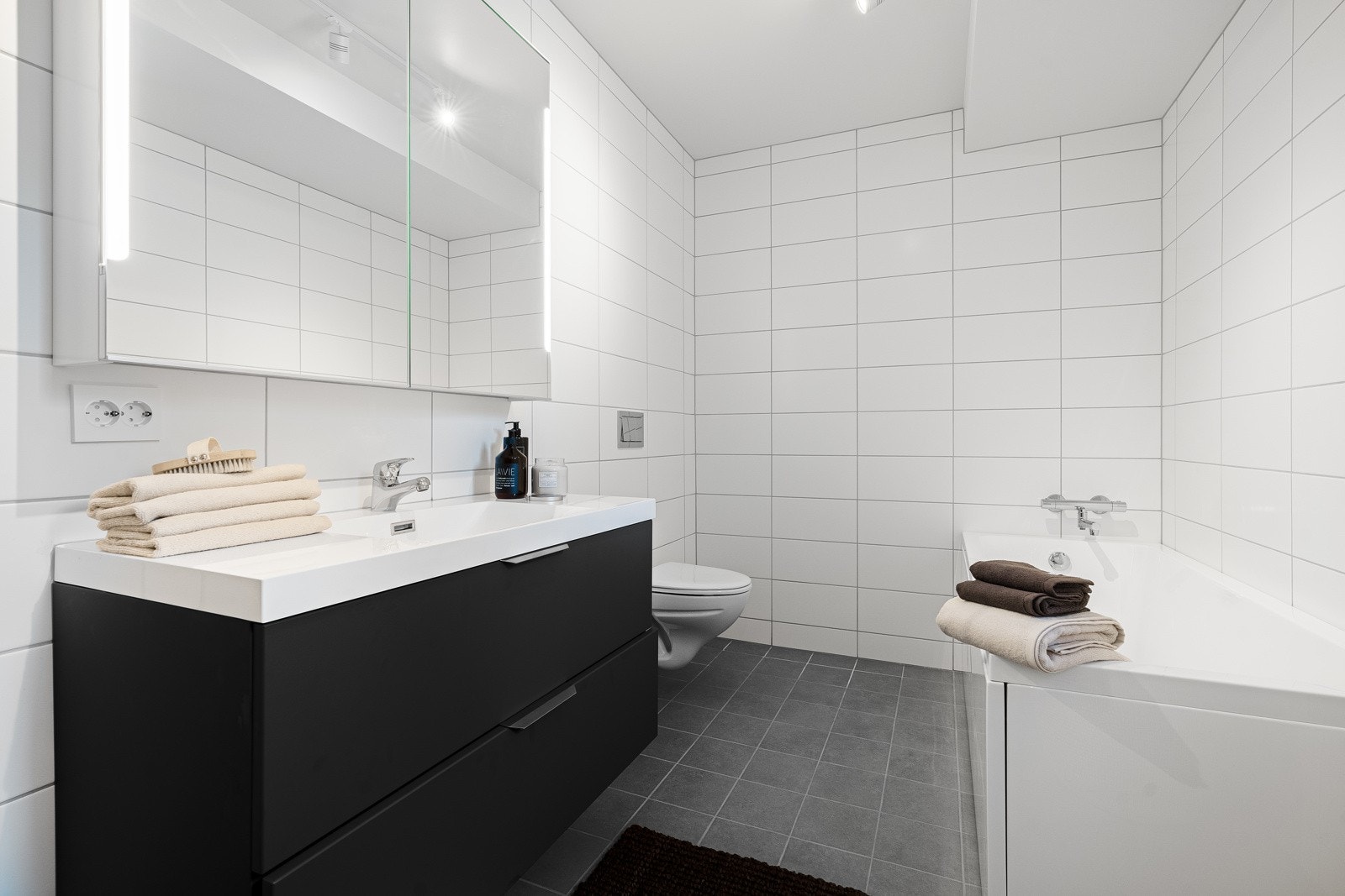 Badet er tidløst innredet. Her får du både badekar og dusj. Galleribilde