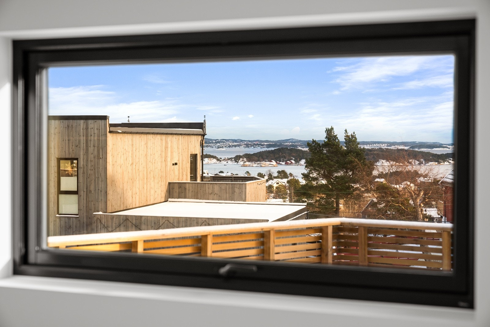 Utsikt fra kjøkkenvindu mot Bragdøya og innseilingen til Kristiansand. Galleribilde