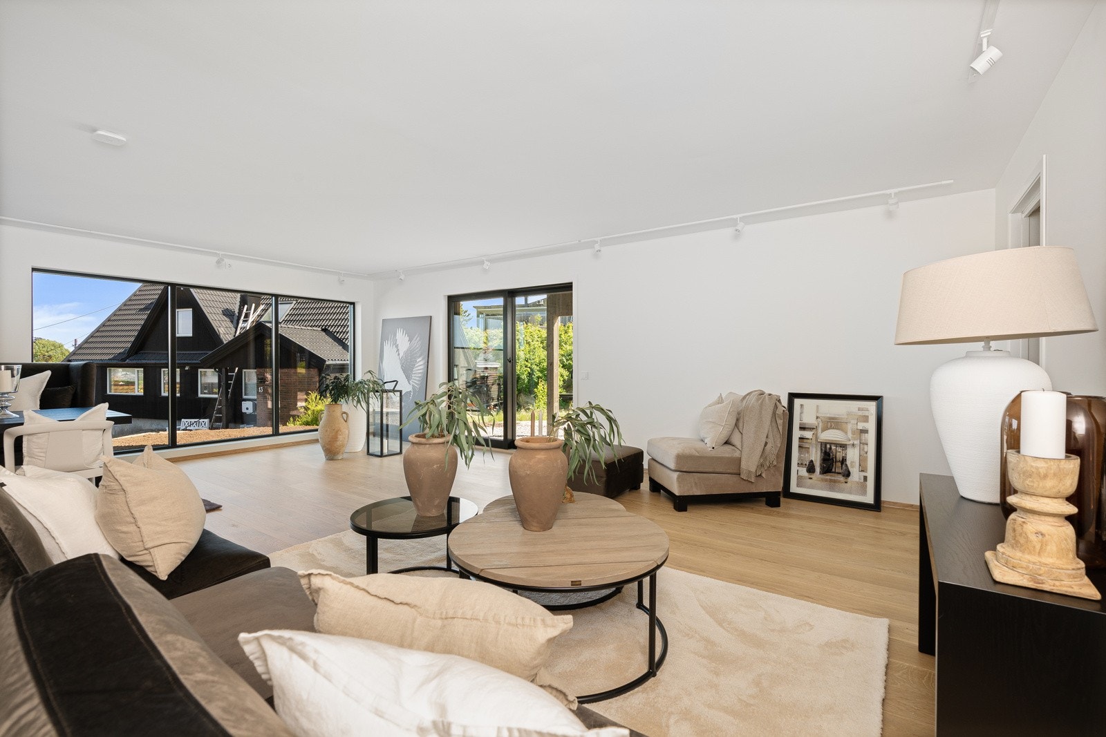 Dette er en lettstelt bolig med "alt på en flate". Her får man stor åpen stue-/kjøkkenløsning med fine møbleringsmuligheter og flott utsikt. Galleribilde
