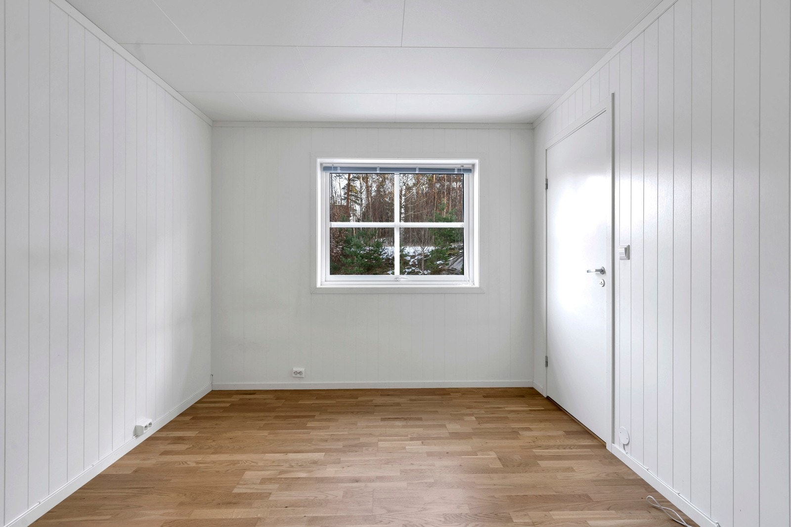 Soverom 2 er det største soverommet med god plass til dobbeltseng og garderobeløsning Galleribilde