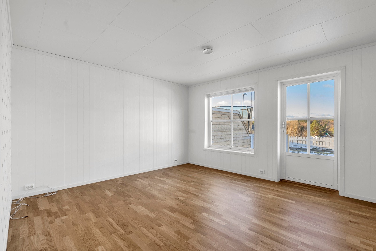 Stuen har utgang til plattningen Galleribilde