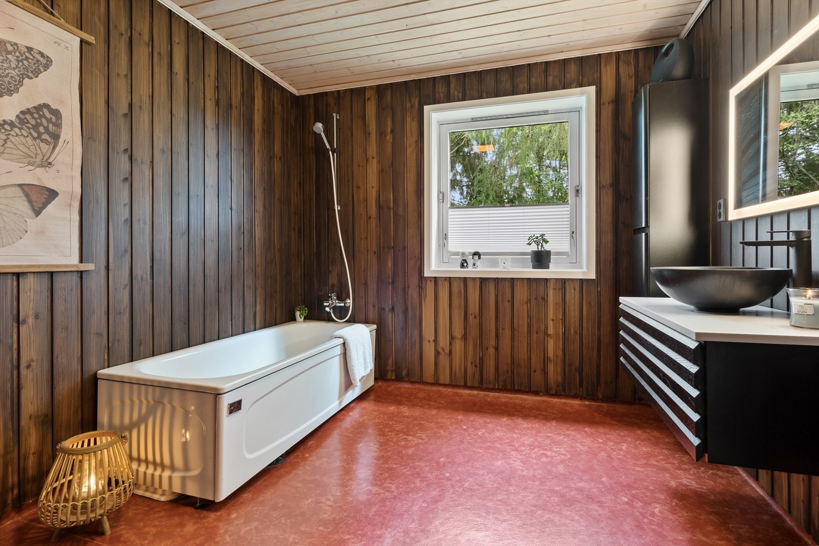 Badet i underetasje er stort. Nyere baderomsmøbler er montert den senere tid Galleribilde