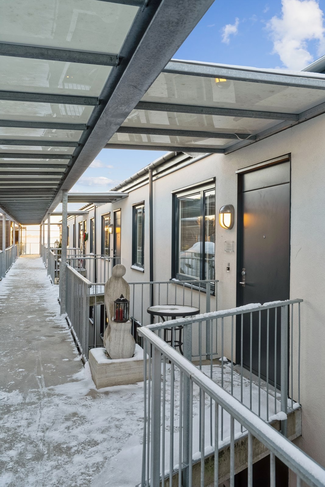 Det er svalgang inn til leiligheten i 3. etasje Galleribilde