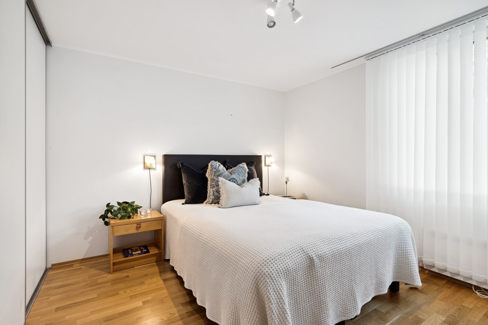 Soverommene har rikelig med garderobeskap Galleribilde