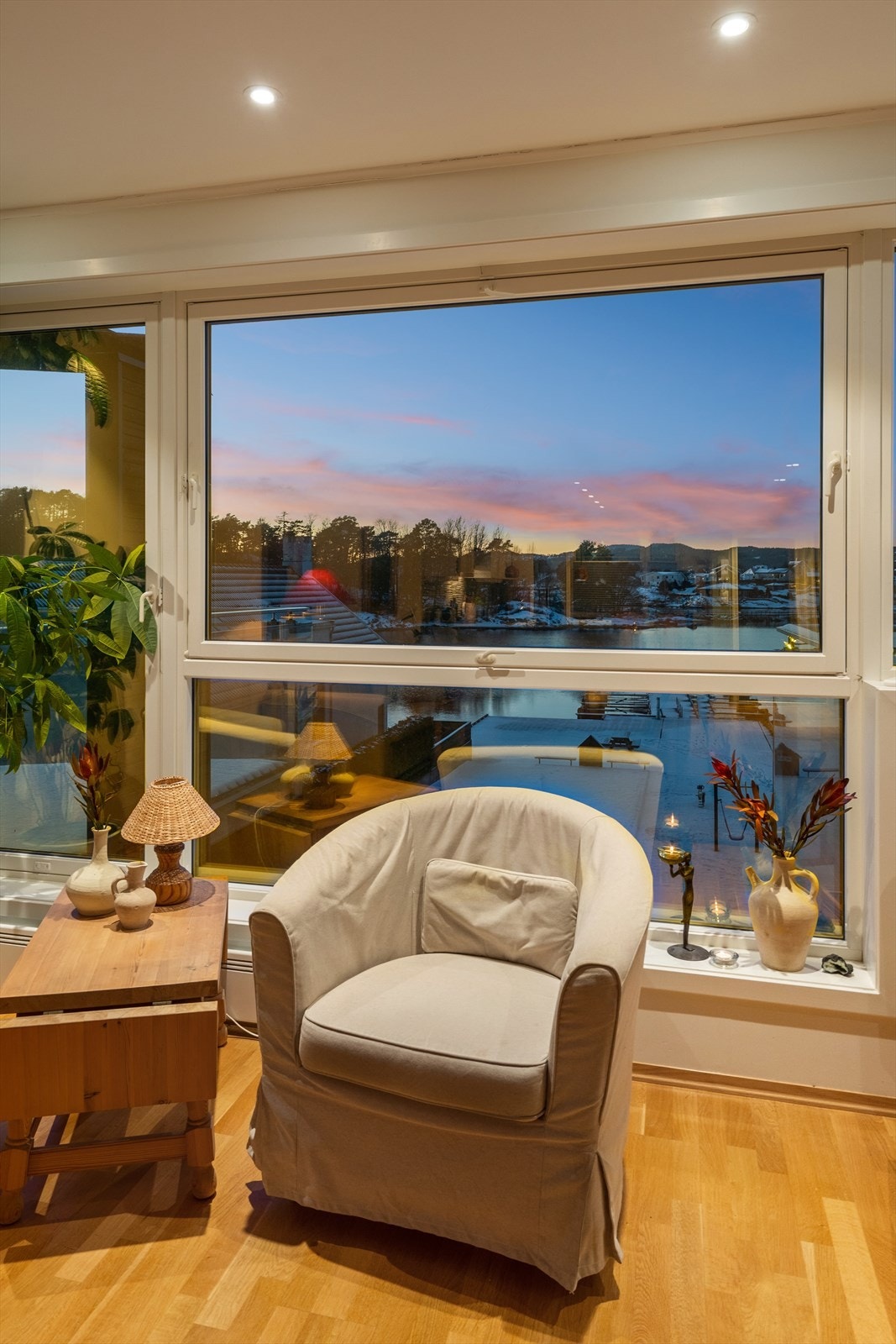Mot sjøen har leiligheten store panoramavinduer med sol-screens Galleribilde