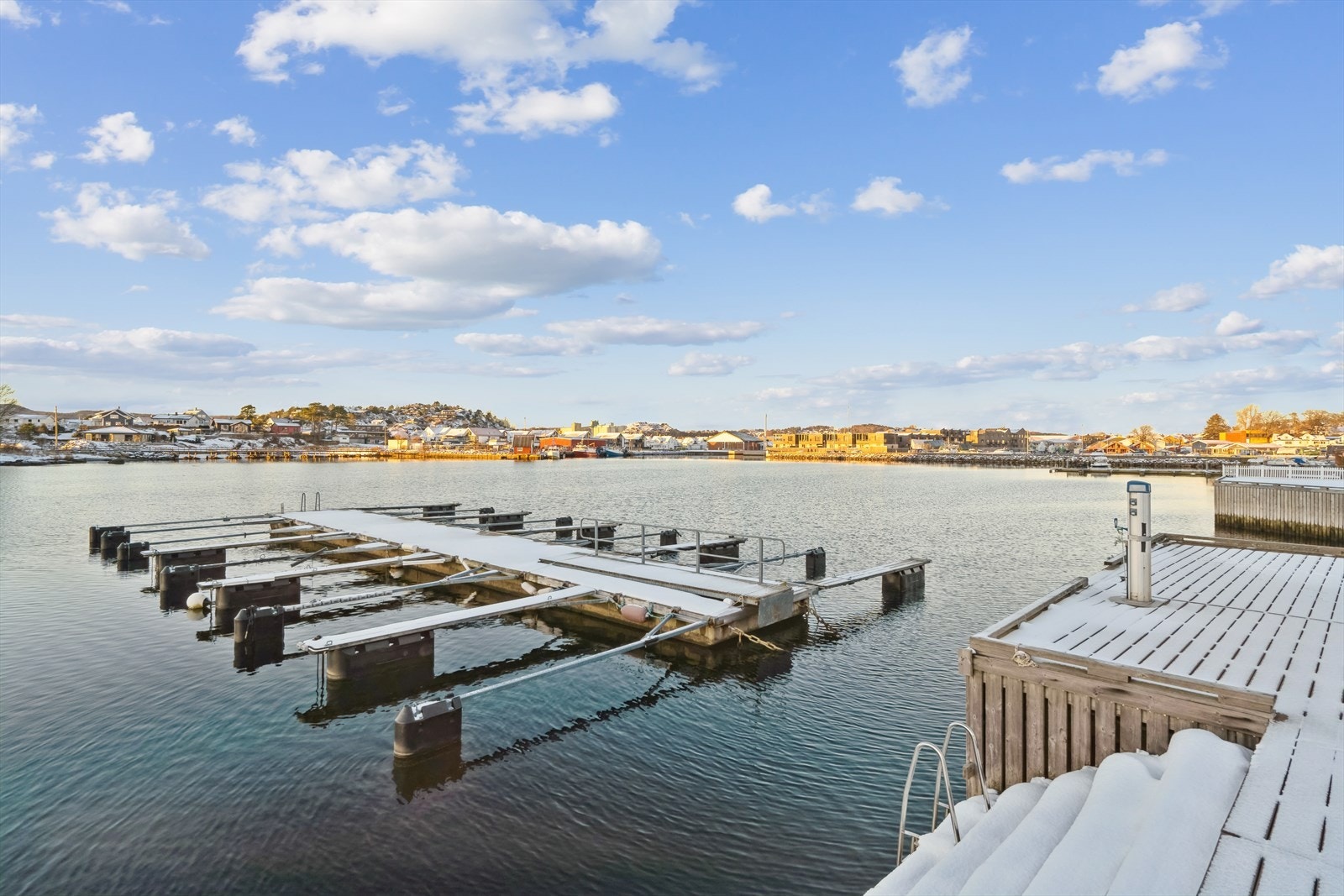 Bryggeanlegget med badetrapp for beboerne Galleribilde