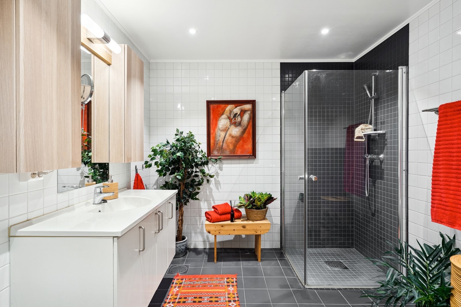 Hovedbadet er smakfullt innredet Galleribilde