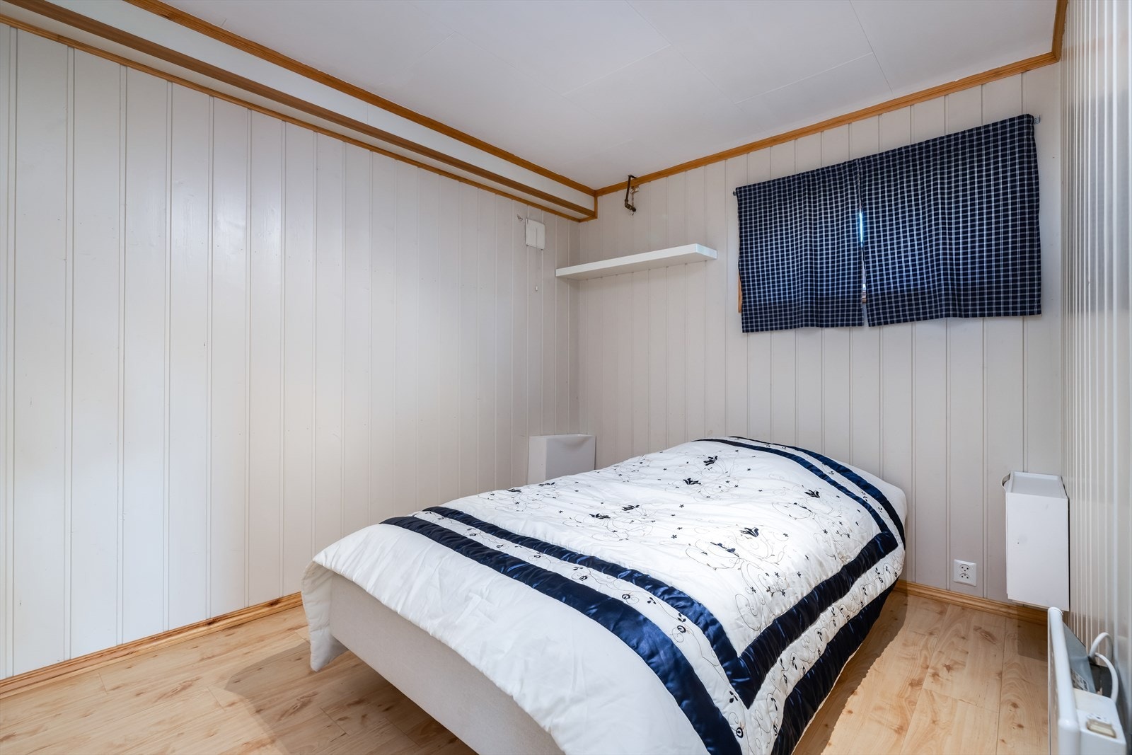 Leiligheten er i dag innredet med to soverom. Soverommene har fin plass til møblering, og i det ene soverommet står det i dag et dobbelt garderobe skap med hvite glatte dører. Galleribilde