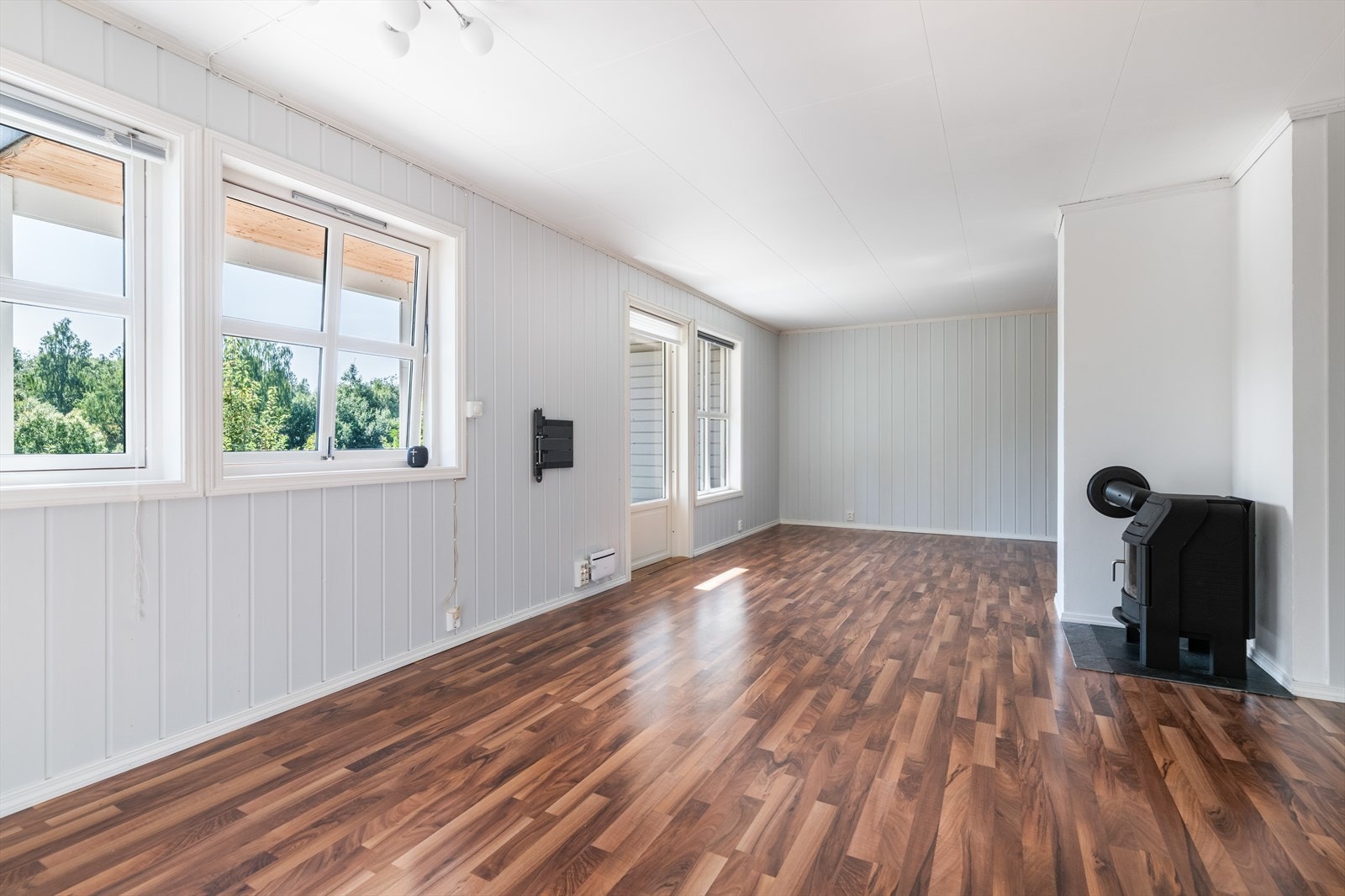 Leiligheten har en romslig og fin stue med lyse overflater. Det er åpen løsning mot kjøkkenet hvor det er fin plass til for eksempel en spisestue. Videre er det god plass til en sofagruppe. Galleribilde