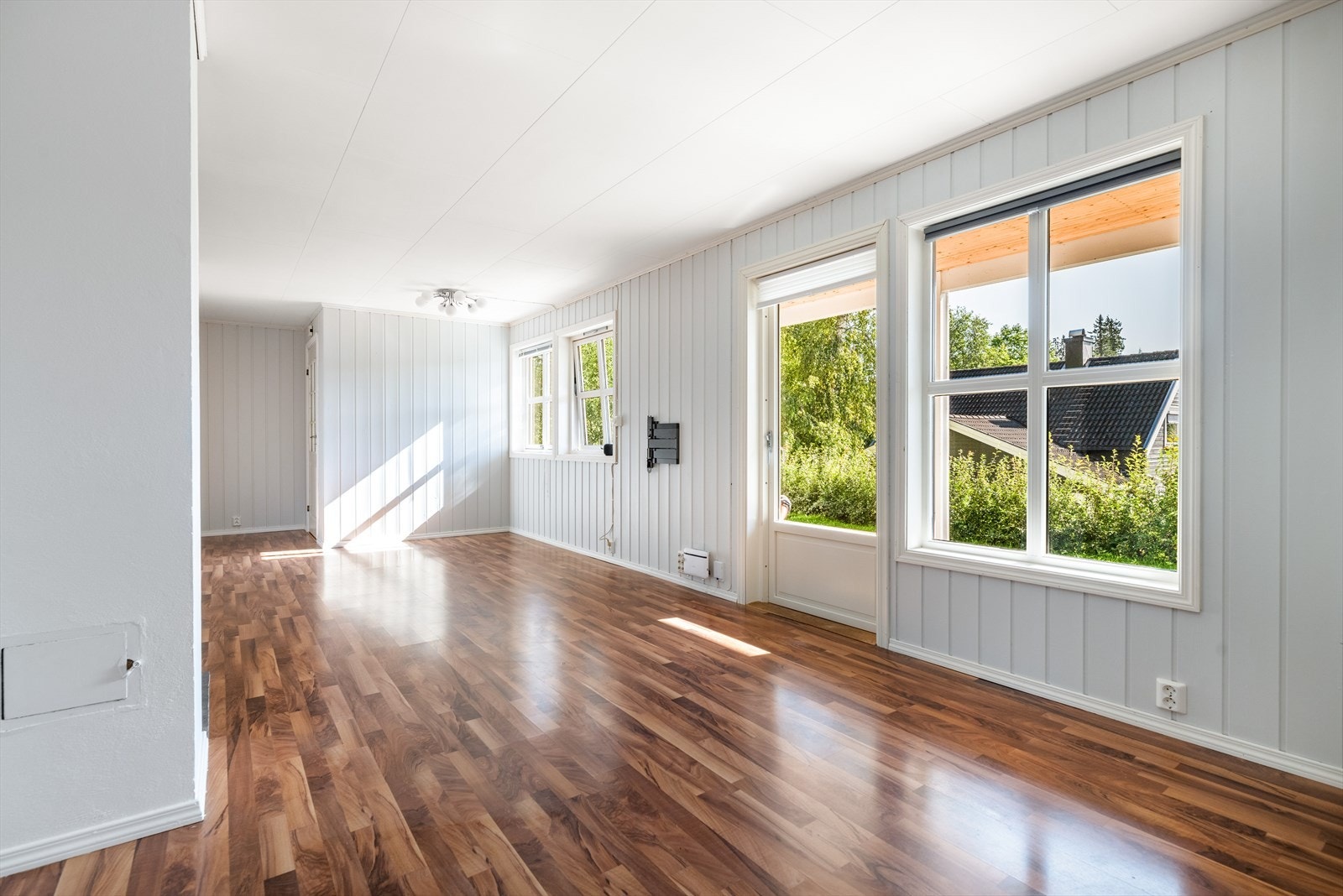 Overflater innvendig i leiligheten består hovedsakelig av laminat på gulv, panel på vegger og plater i himlinger. Galleribilde