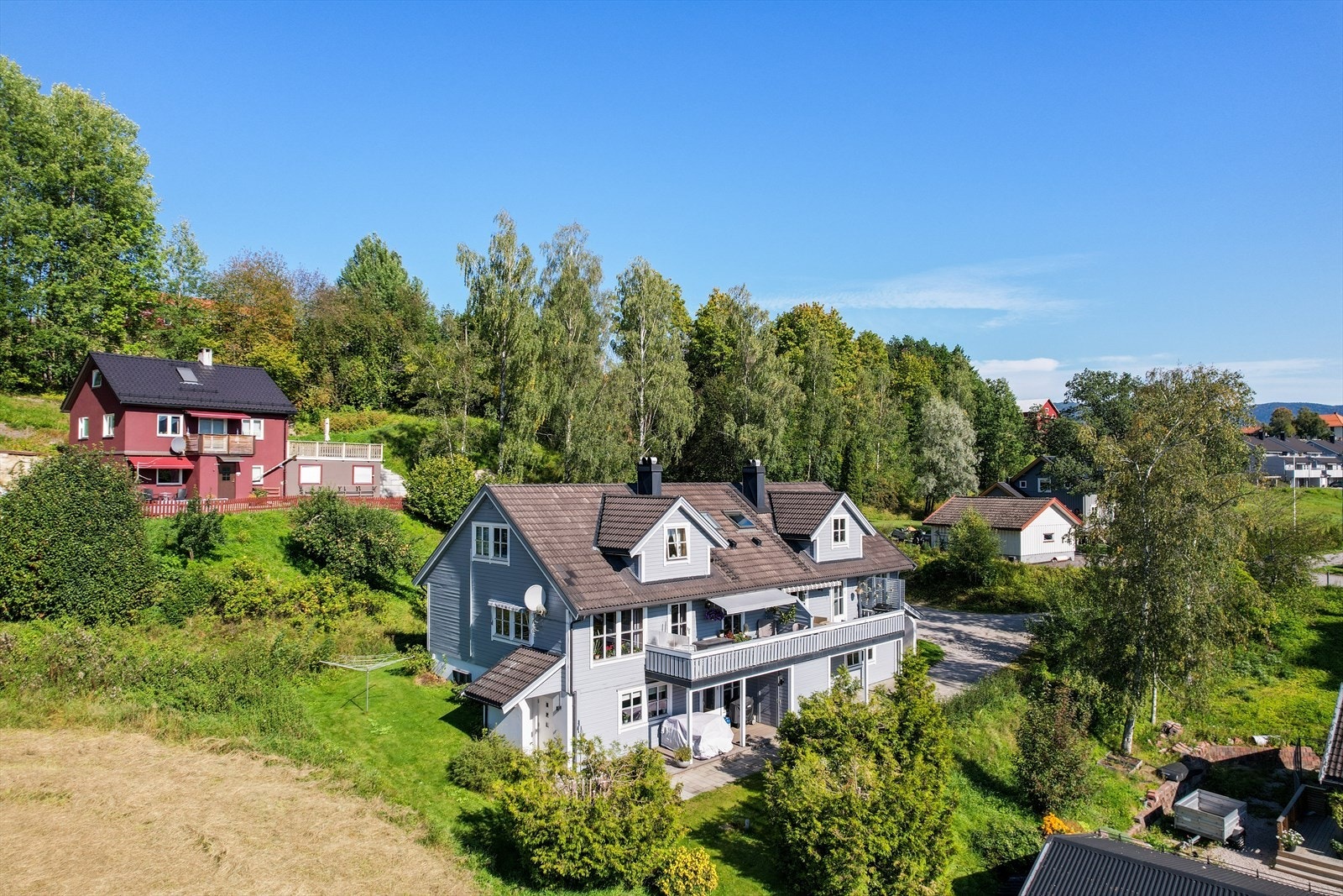 Bø er også et knutepunkt for å komme seg videre til både øst- og vestlandet. Det er togstasjon i Bø sentrum, der Sørlandsbanen går forbi slik at en kan komme seg både til Oslo og helt til Stavanger. Her finnes også gode bussforbindelser. Galleribilde
