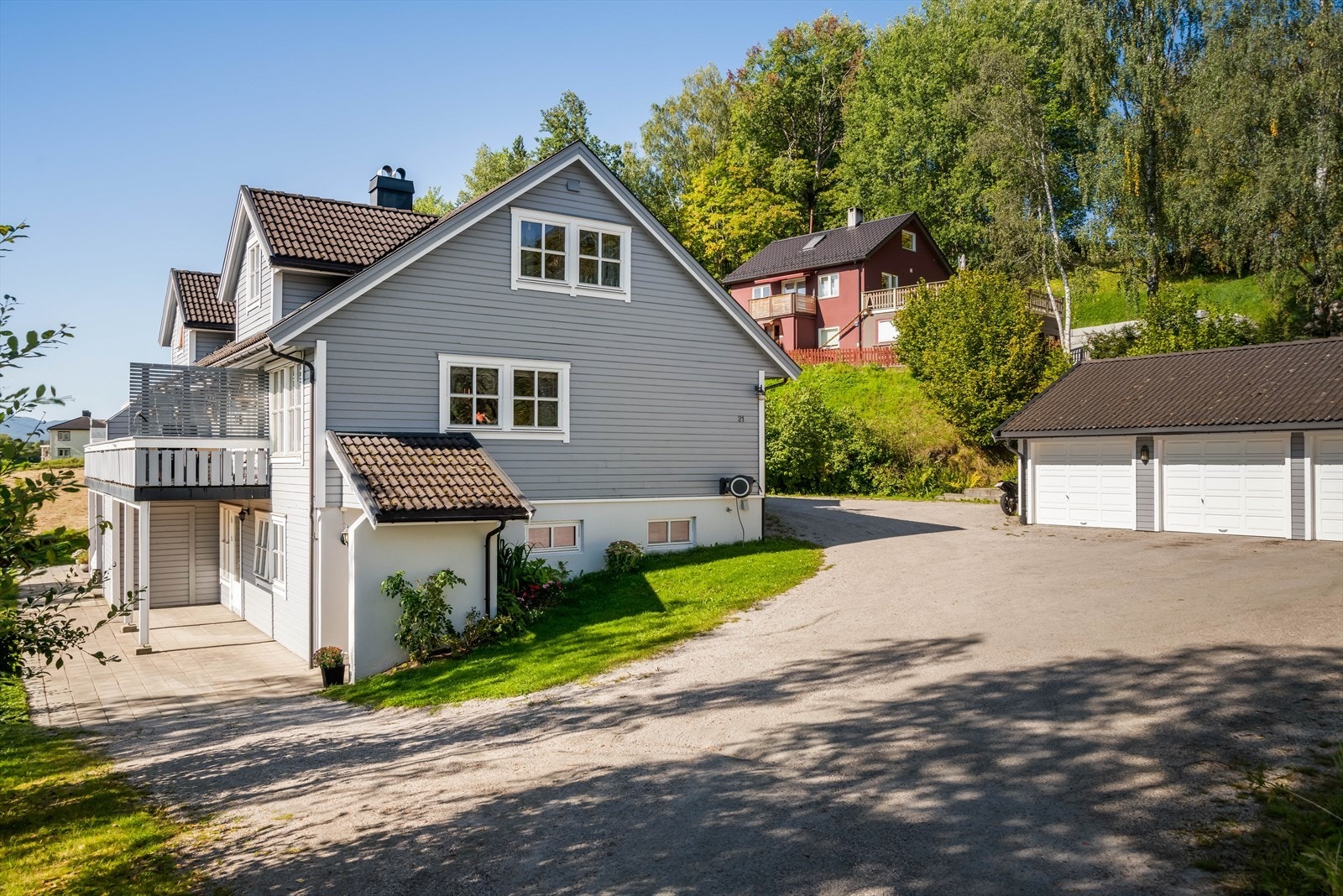 Med leiligheten medfølger det en garasjeplass i felles garasjebygg i sameiet. Galleribilde