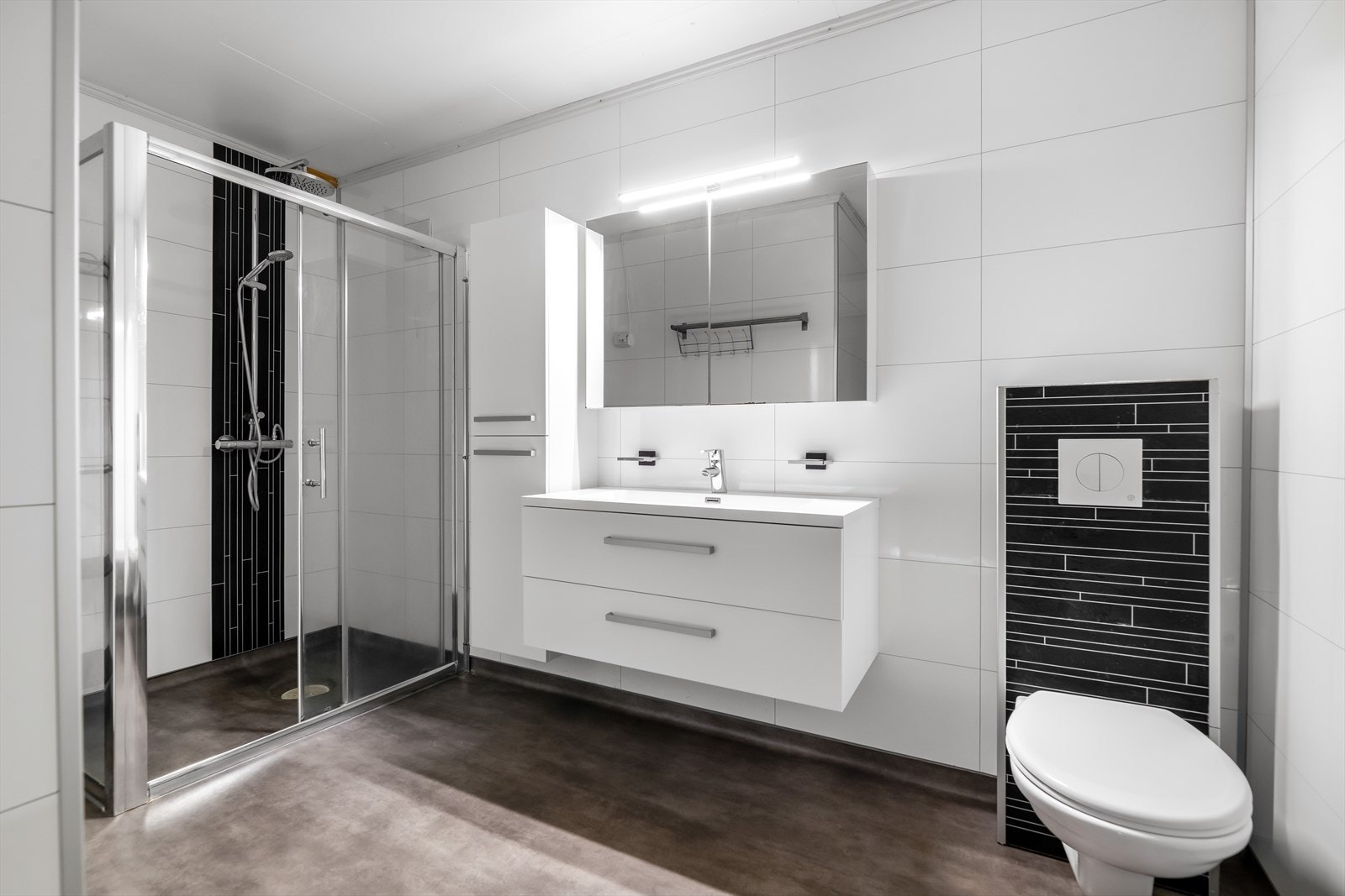 Romslig baderom hvor det er oppgradert med gulvbelegg og baderomsplater på vegger i 2017. Badet har varmekabler i gulv. Galleribilde