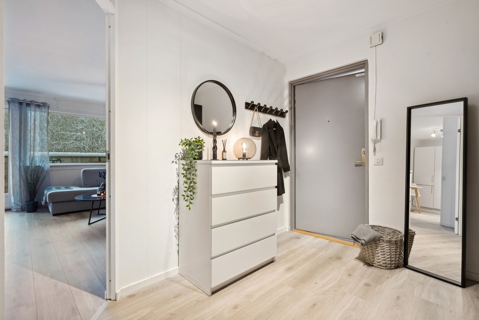Lys og innbydende entre med stor garderobe og god plass til oppbevaring av yttertøy. Galleribilde