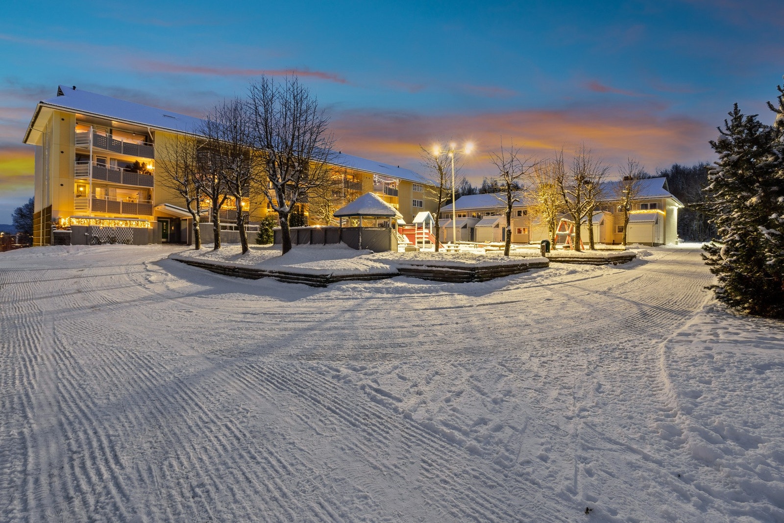 Fra leiligheten er det gangavstand til blant annet gode bussforbindelser, dagligvare, flotte turmuligheter og det man ellers behøver i hverdagen. Galleribilde