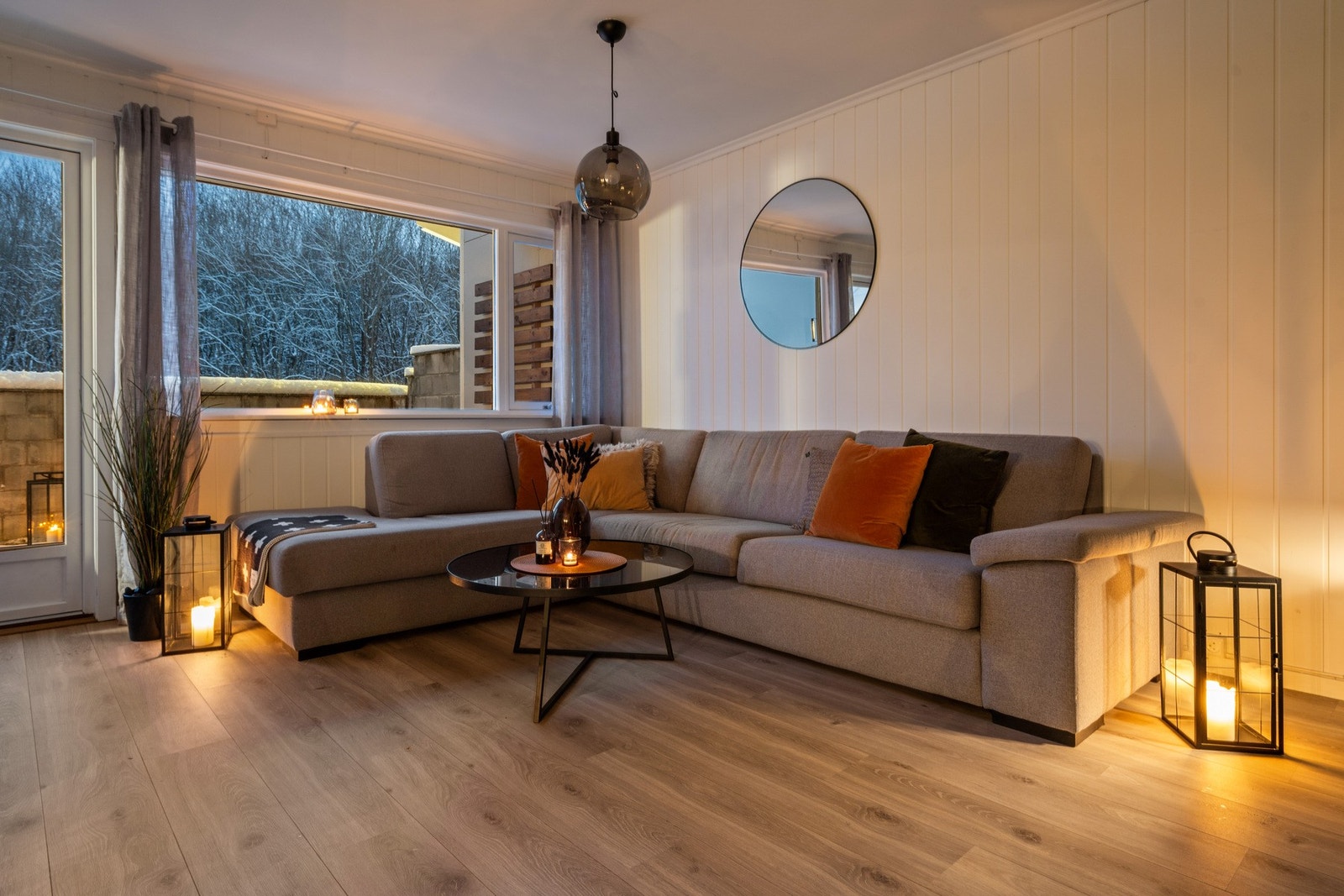 Gode møbleringsmuligheter på stue. Galleribilde