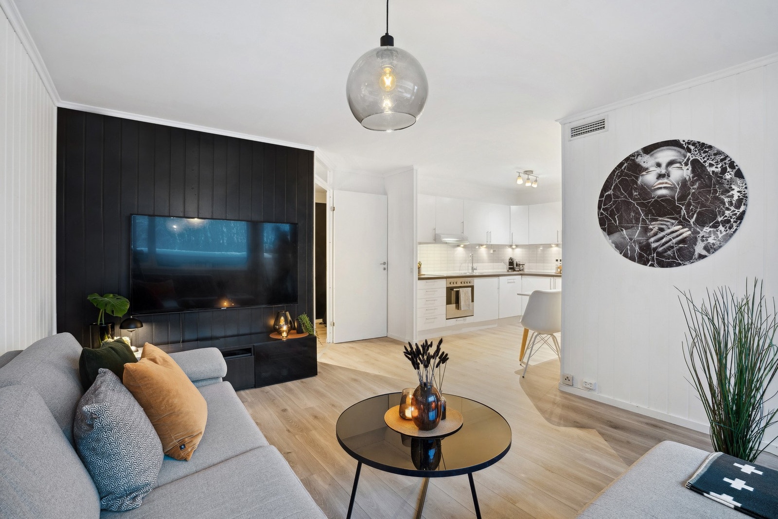 Lys og innbydende stue med åpen løsning mot kjøkkenet. Galleribilde