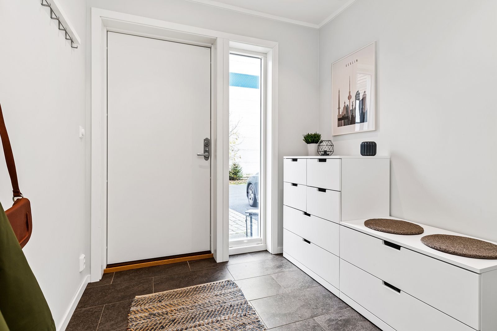 Entreen har flislagt gulv med varme og innfelte spotter i himlingen. Galleribilde