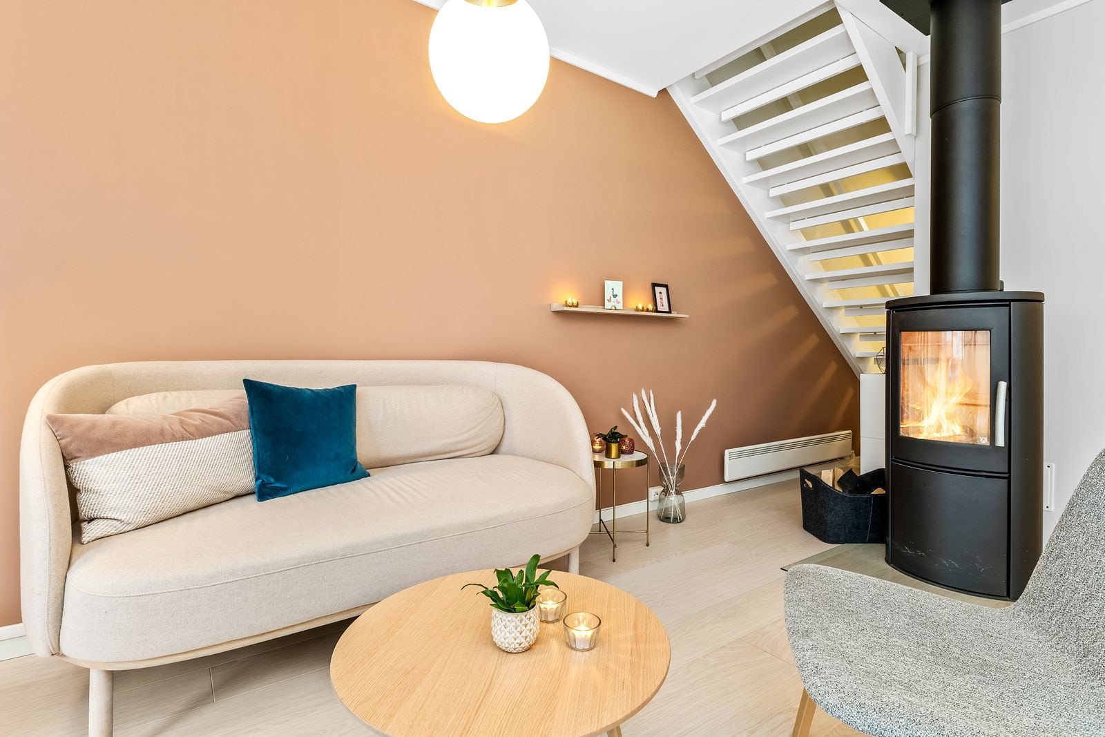 Den høye stålrørspipen gjør at varmen brer seg godt i rommet. Galleribilde