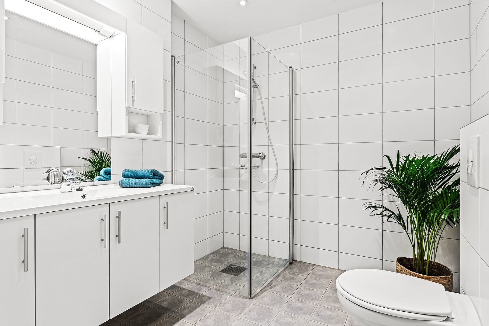 Badet har flislagte flater, varme i gulvet og innfelte spotter i himlingen. Galleribilde