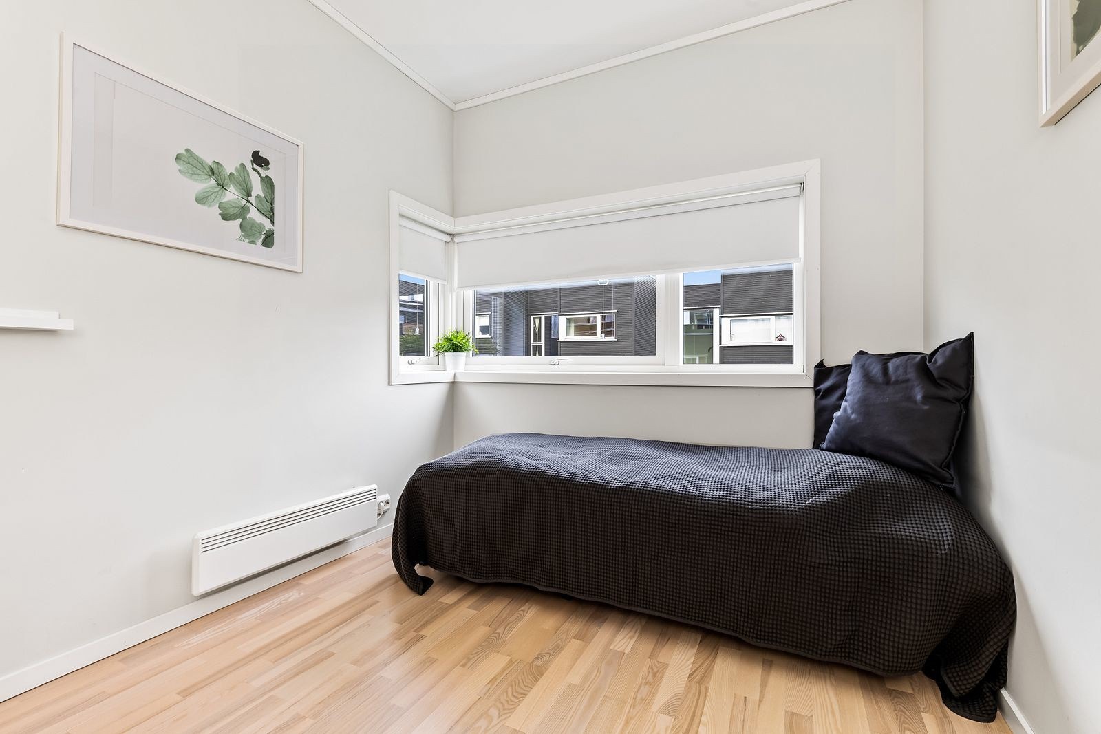 Boligen varmes opp med stedvis panelovner, peisovn og utstrakt bruk av gulvvarme. Galleribilde