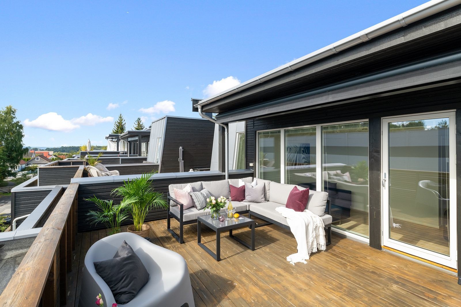 Takterrassen har fint utsyn over området og skjermes med en bred markise. Galleribilde