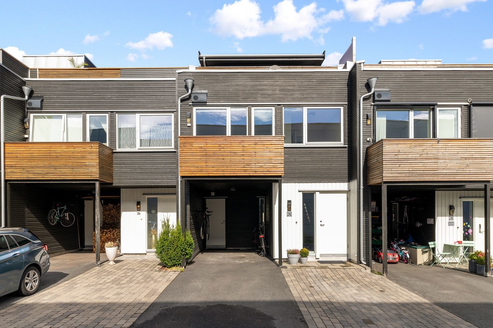 Det er parkering i garasje med elbillader. NB: Det er montert garasjeport og elbillader i nyere tid. Det gjøres oppmerksom på at bildene er gjenbruk. Galleribilde