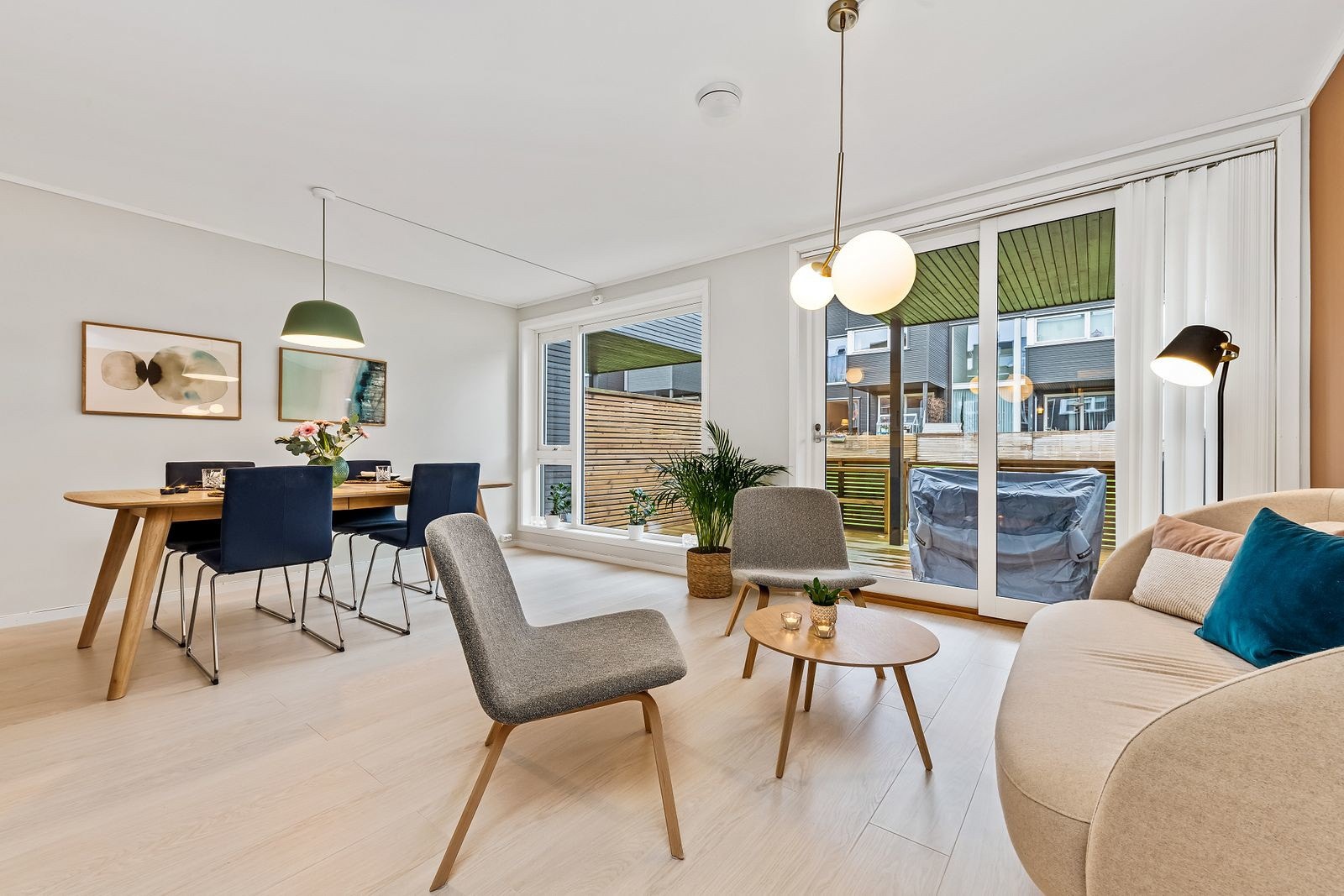 Store vinduer fyller stuen med naturlig lys og det er utgang til en herlig markterrasse. Galleribilde