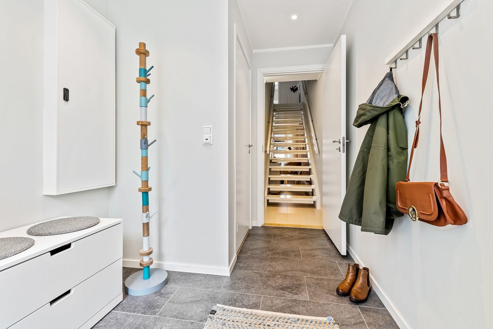 Entreen/gangen gir et meget godt førsteinntrykk og ble utvidet av fagfolk i 2019. Galleribilde