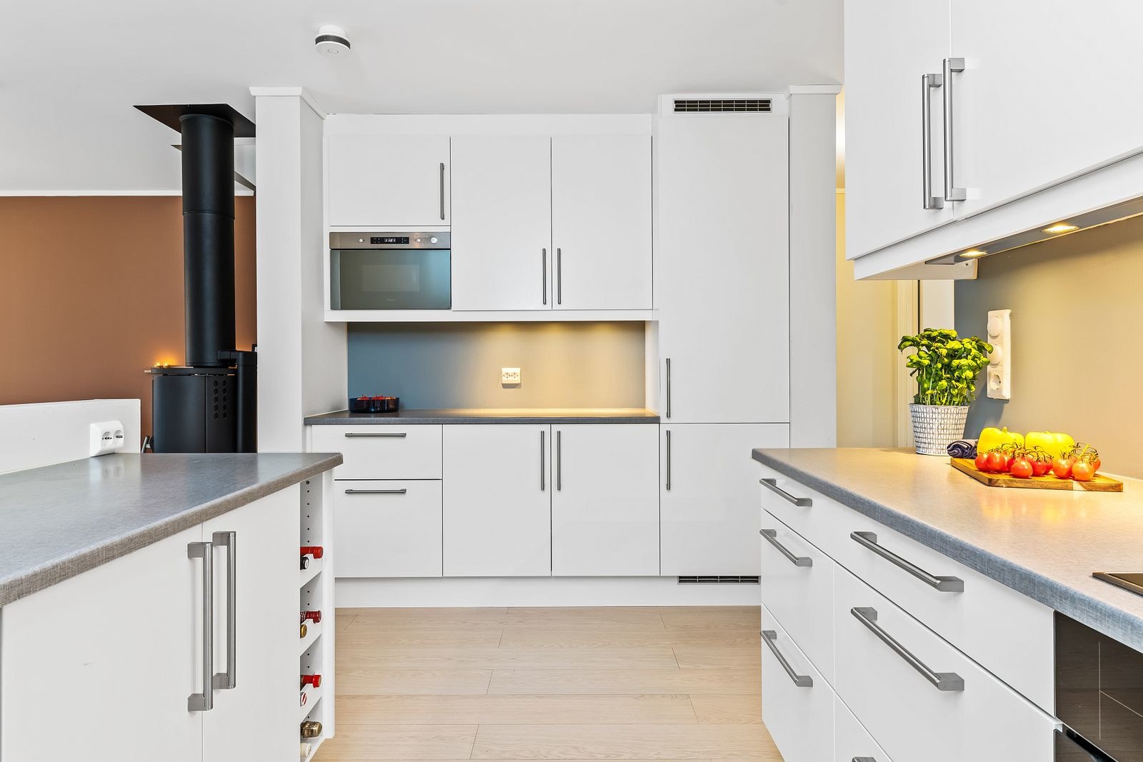 Kjøkkenet er fra Sigdal og har svært god benke- og lagringsplass. Galleribilde