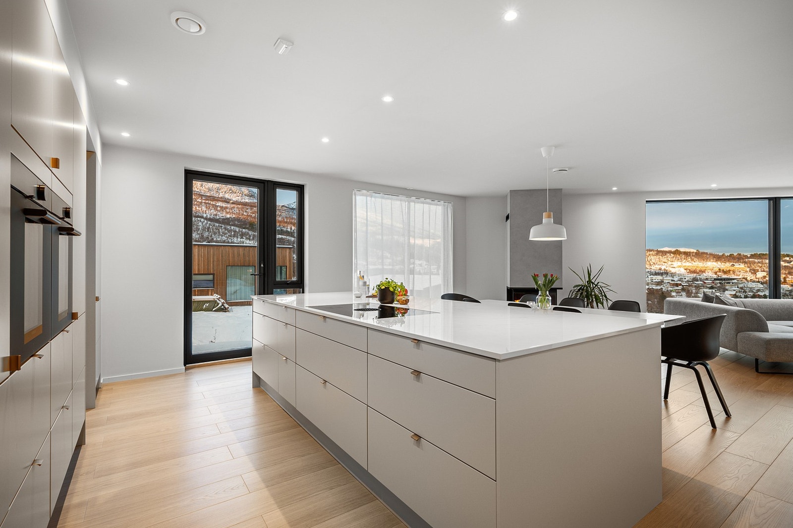 Innebygd garasje for robotstøvsuger i sokkel på høyskap Galleribilde