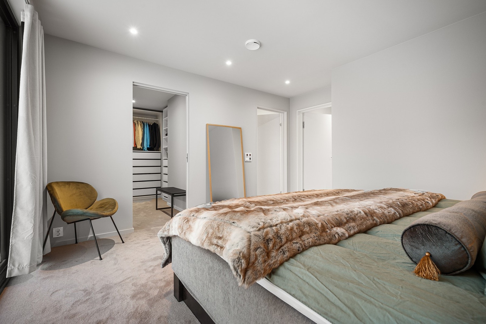 Hovedsoverommet har garderoberom og eget bad Galleribilde